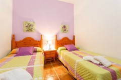 dormitorio-dos-camas-violeta