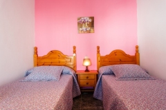 dormitorio-dos-camas-rosa