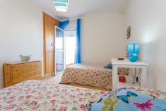 dormitorio-dos-camas-puerta